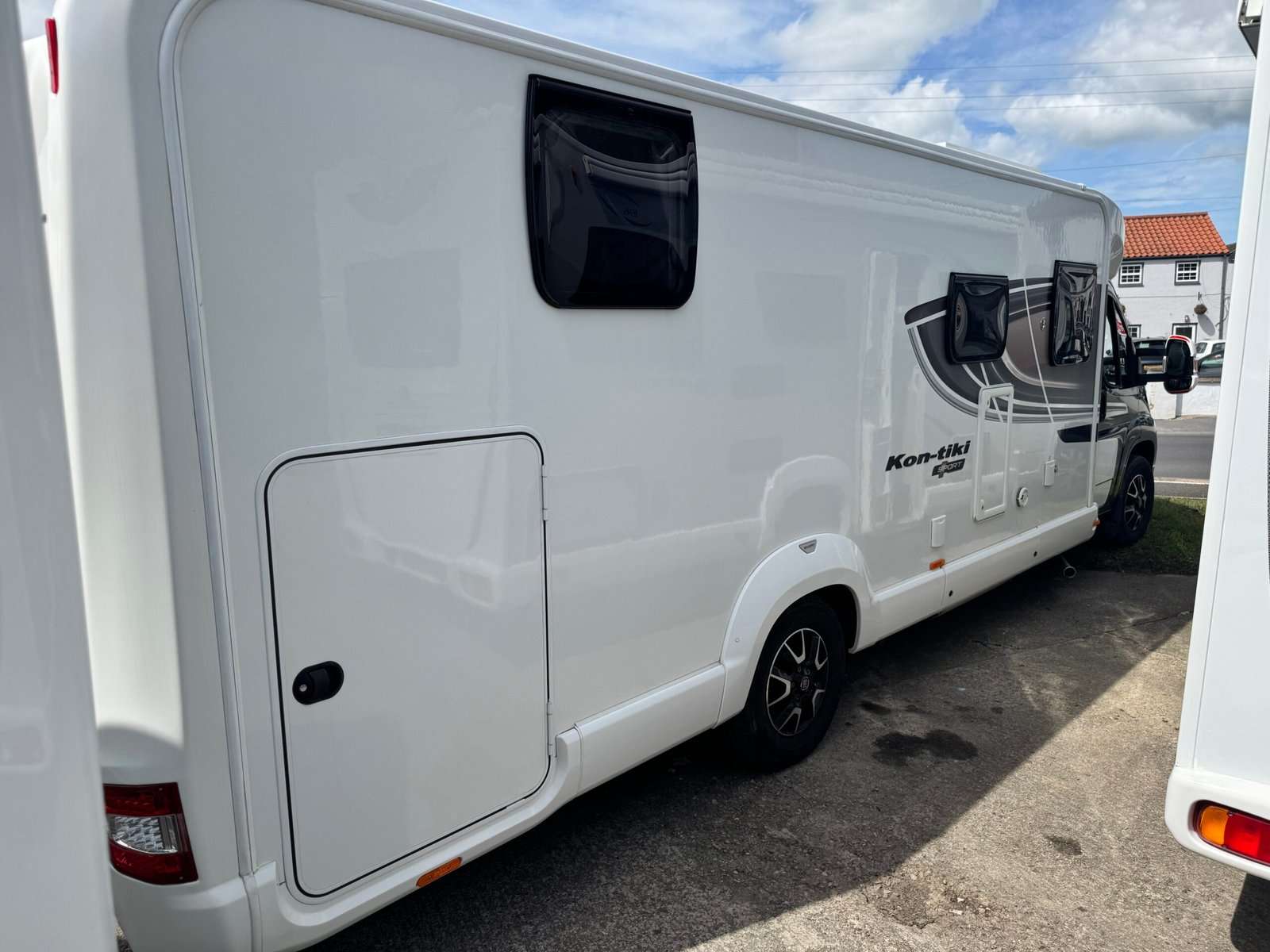 2019 Swift Kon-Tiki Sport 597 Low Line Motor Home 18000 Miles Only!! - Image 4