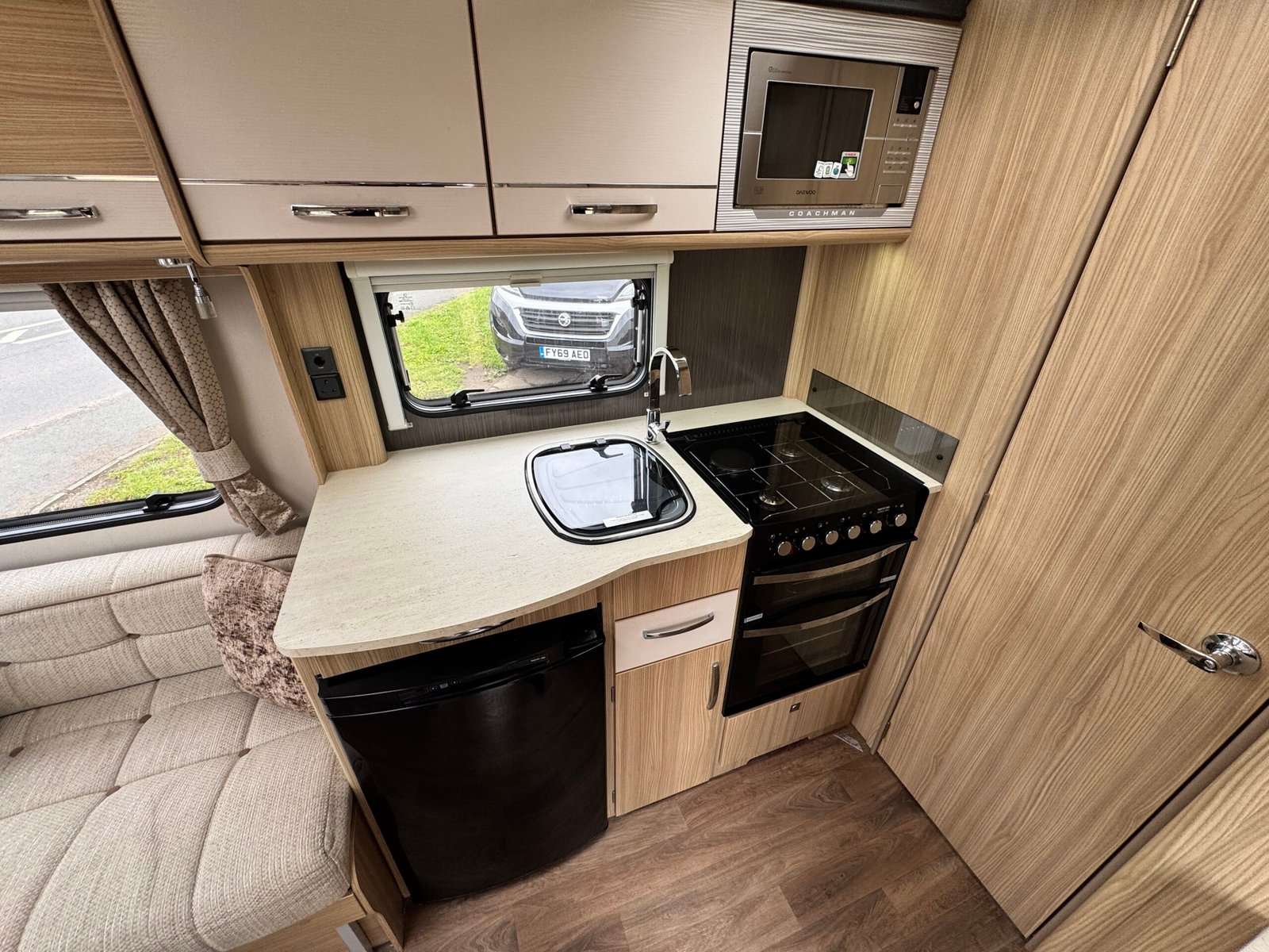2017 Coachman Vision 545 / 4 Berth Touring Caravan - Image 10